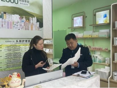 開(kāi)封市鼓樓區(qū)衛(wèi)生監(jiān)督所 強(qiáng)化監(jiān)管 規(guī)范生活美容服務(wù)市場(chǎng)